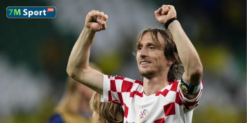 Trong trận đấu với Juventus, tiền vệ kỳ cựu người Croatia đã bị một cú đánh mạnh vào mặt, làm gãy xương gò má Trong trận đấu với Juventus, tiền vệ kỳ cựu người Croatia đã bị một cú đánh mạnh vào mặt, làm gãy xương gò má